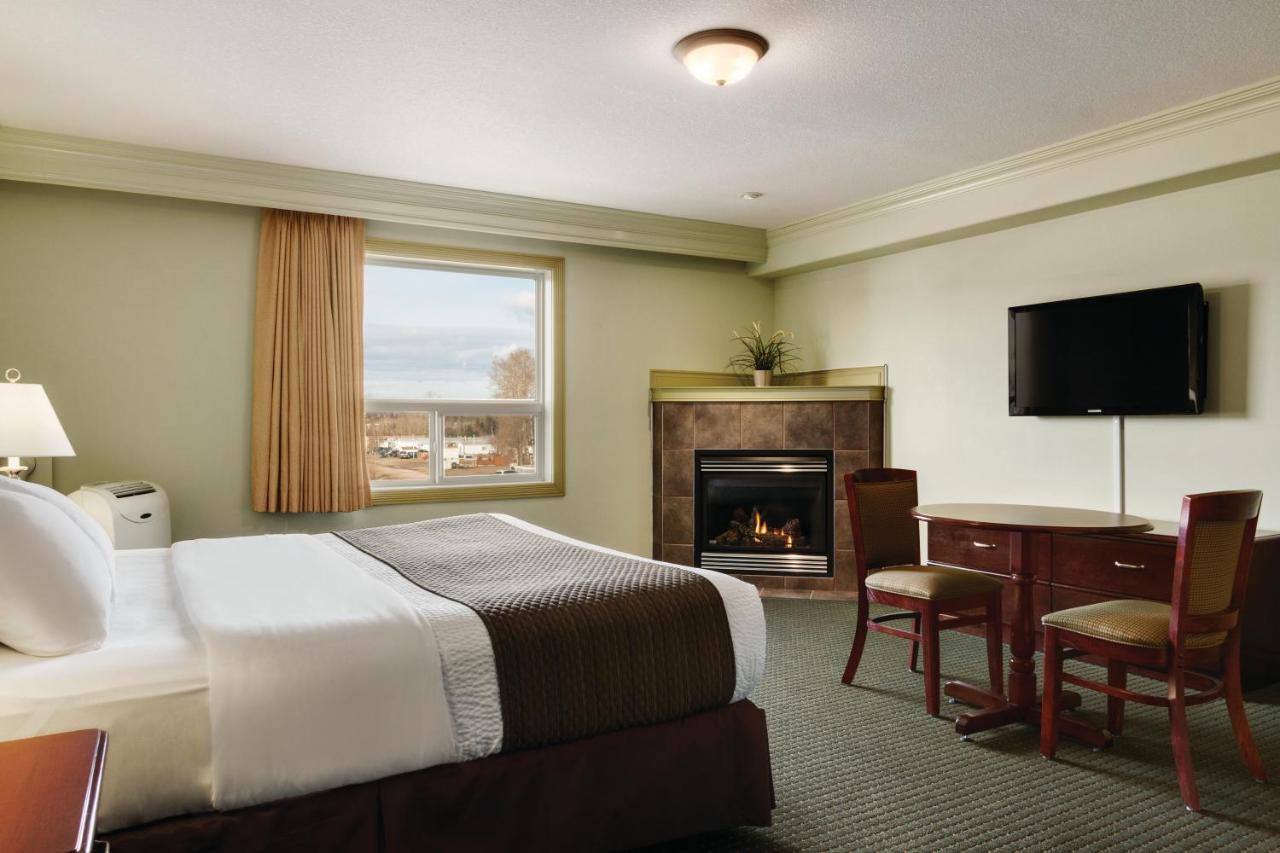 Quality Inn & Suites Whitecourt Eksteriør billede