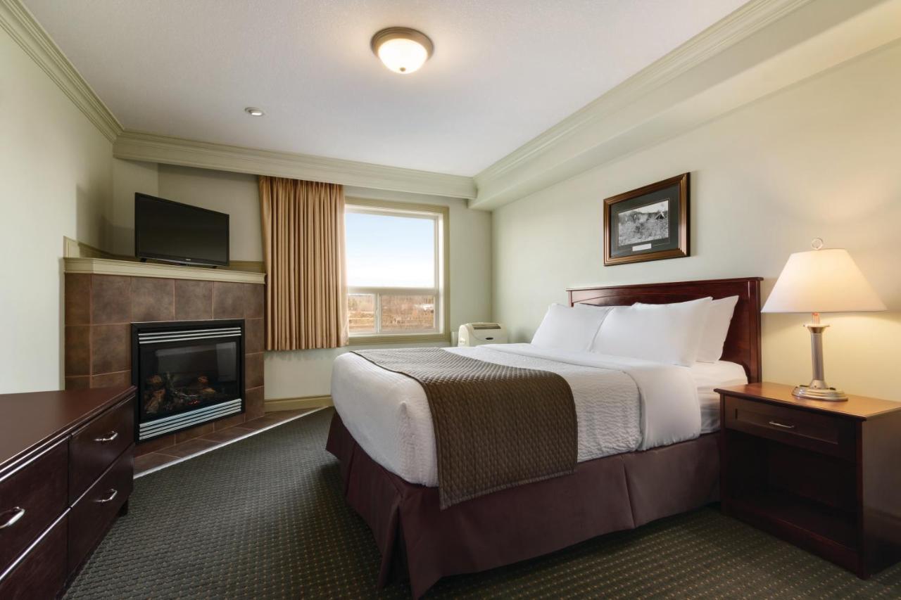 Quality Inn & Suites Whitecourt Eksteriør billede