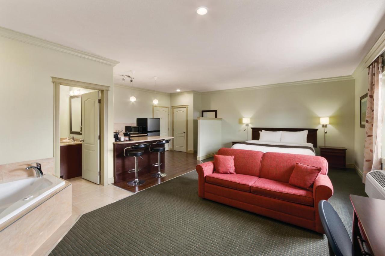 Quality Inn & Suites Whitecourt Eksteriør billede
