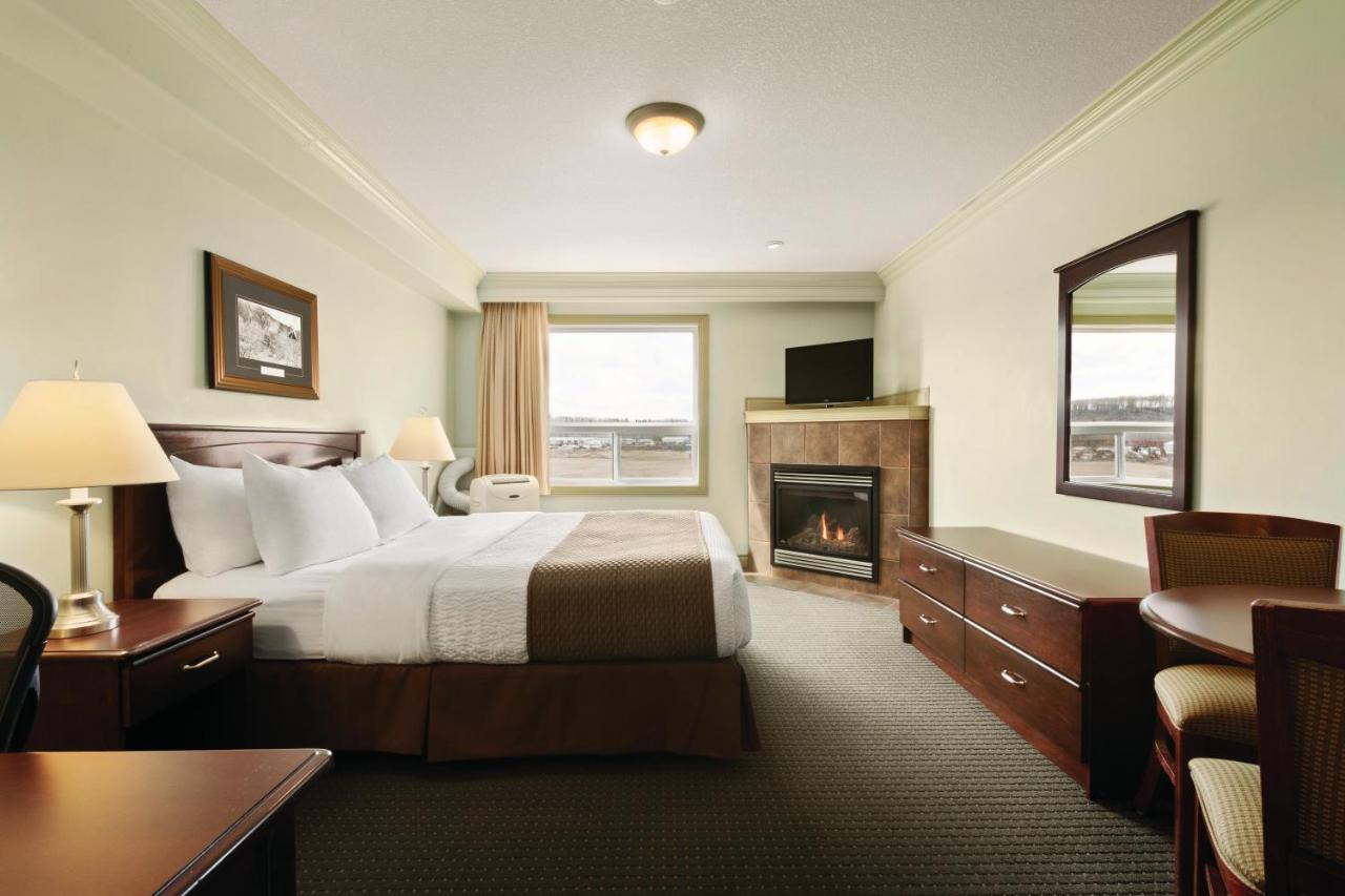 Quality Inn & Suites Whitecourt Eksteriør billede