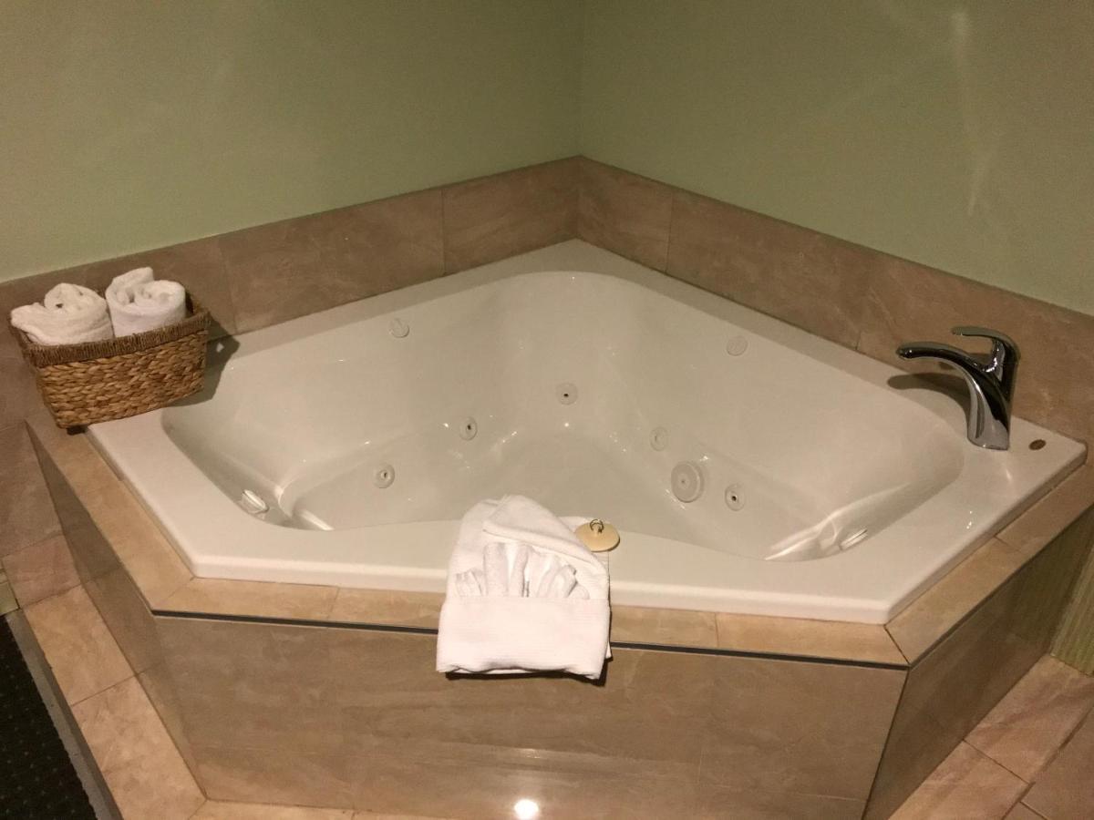 Quality Inn & Suites Whitecourt Eksteriør billede