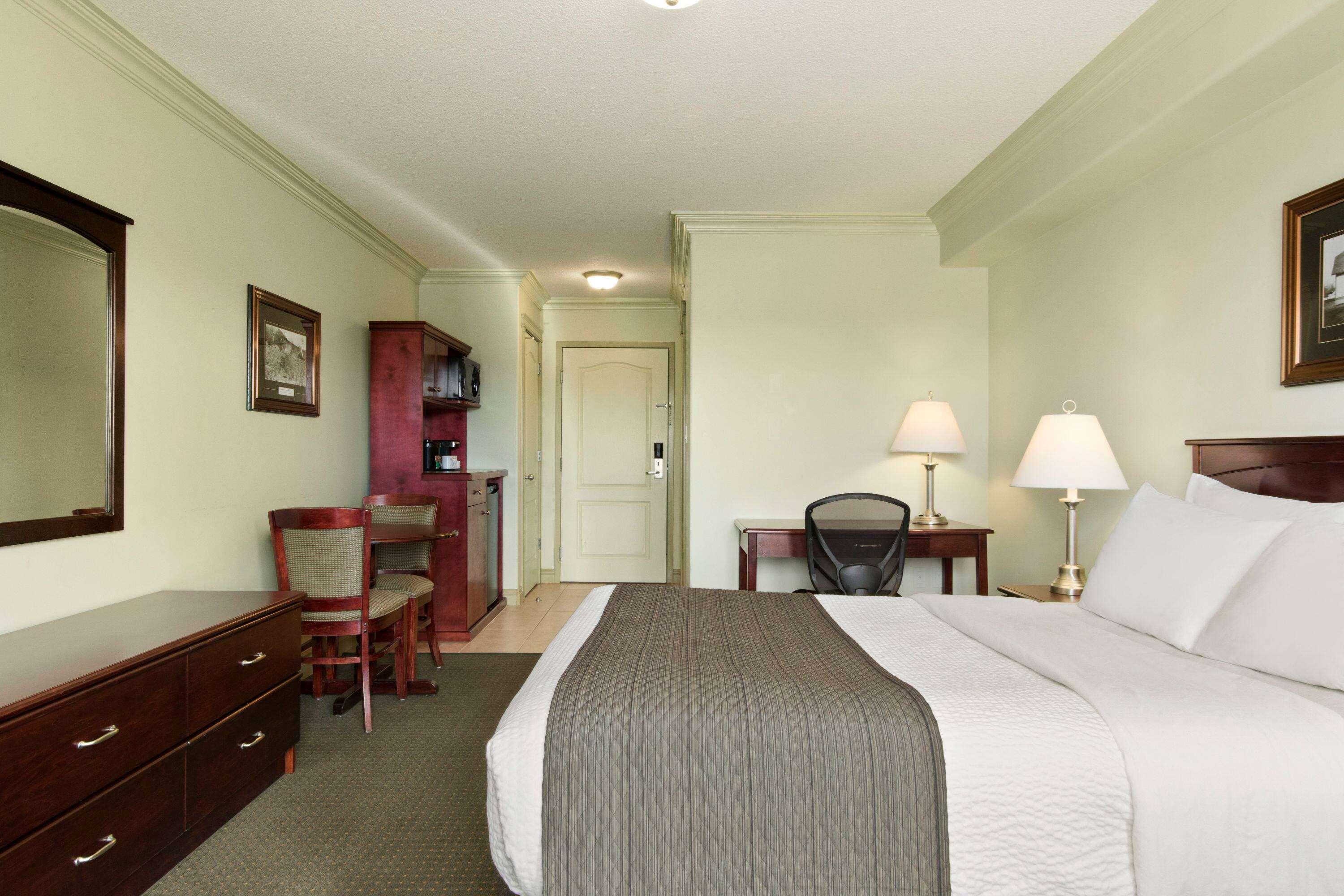 Quality Inn & Suites Whitecourt Eksteriør billede