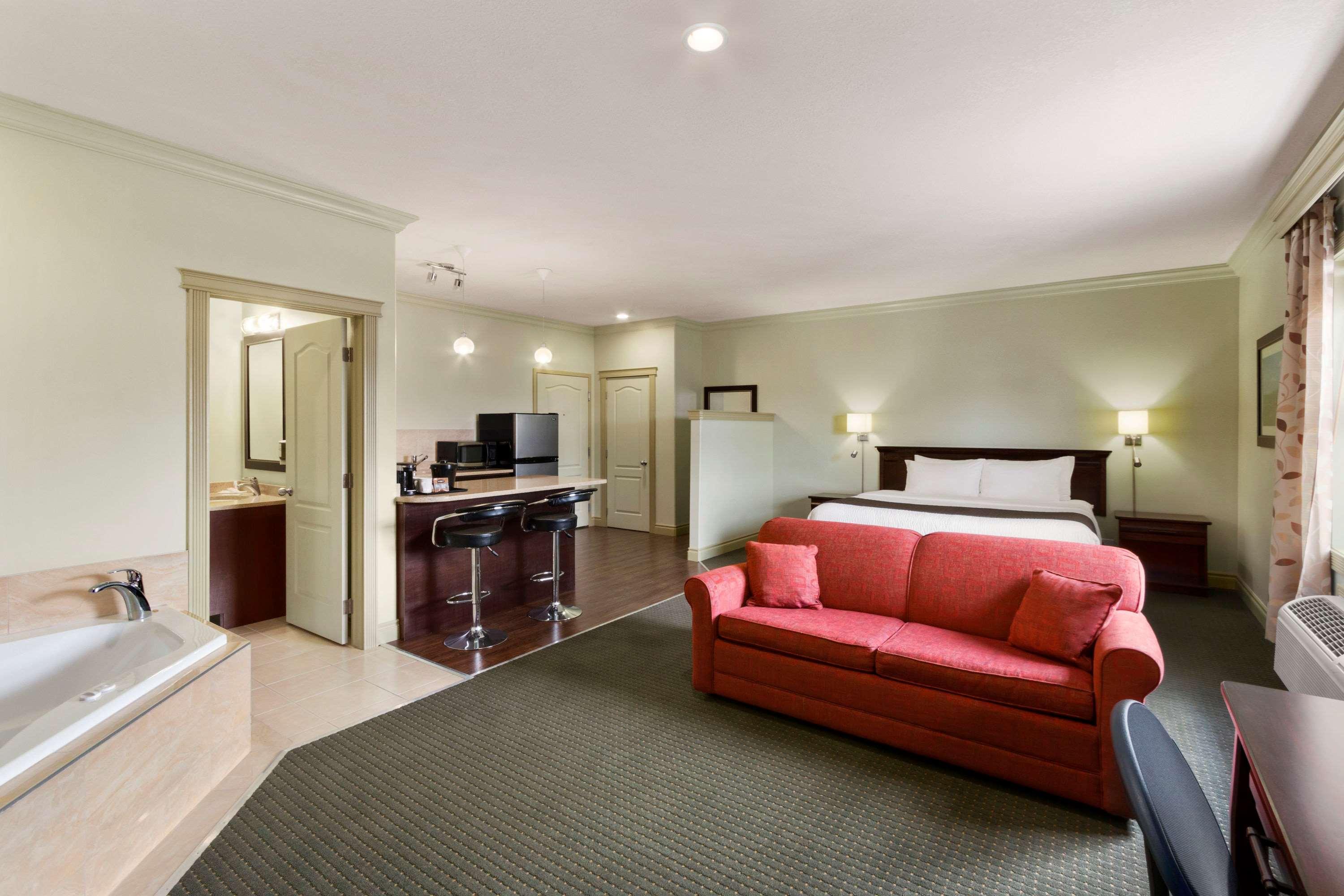 Quality Inn & Suites Whitecourt Eksteriør billede