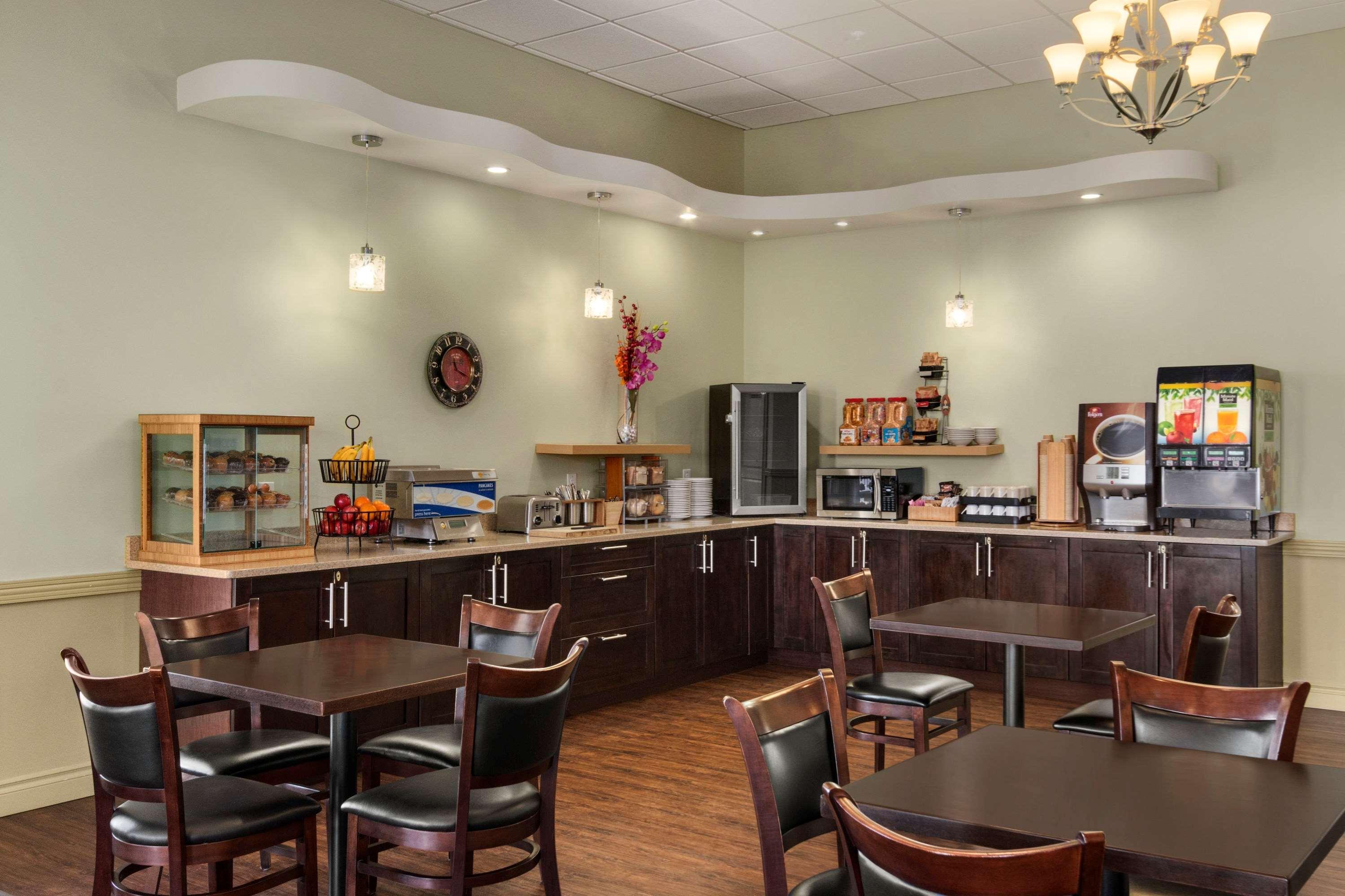 Quality Inn & Suites Whitecourt Eksteriør billede