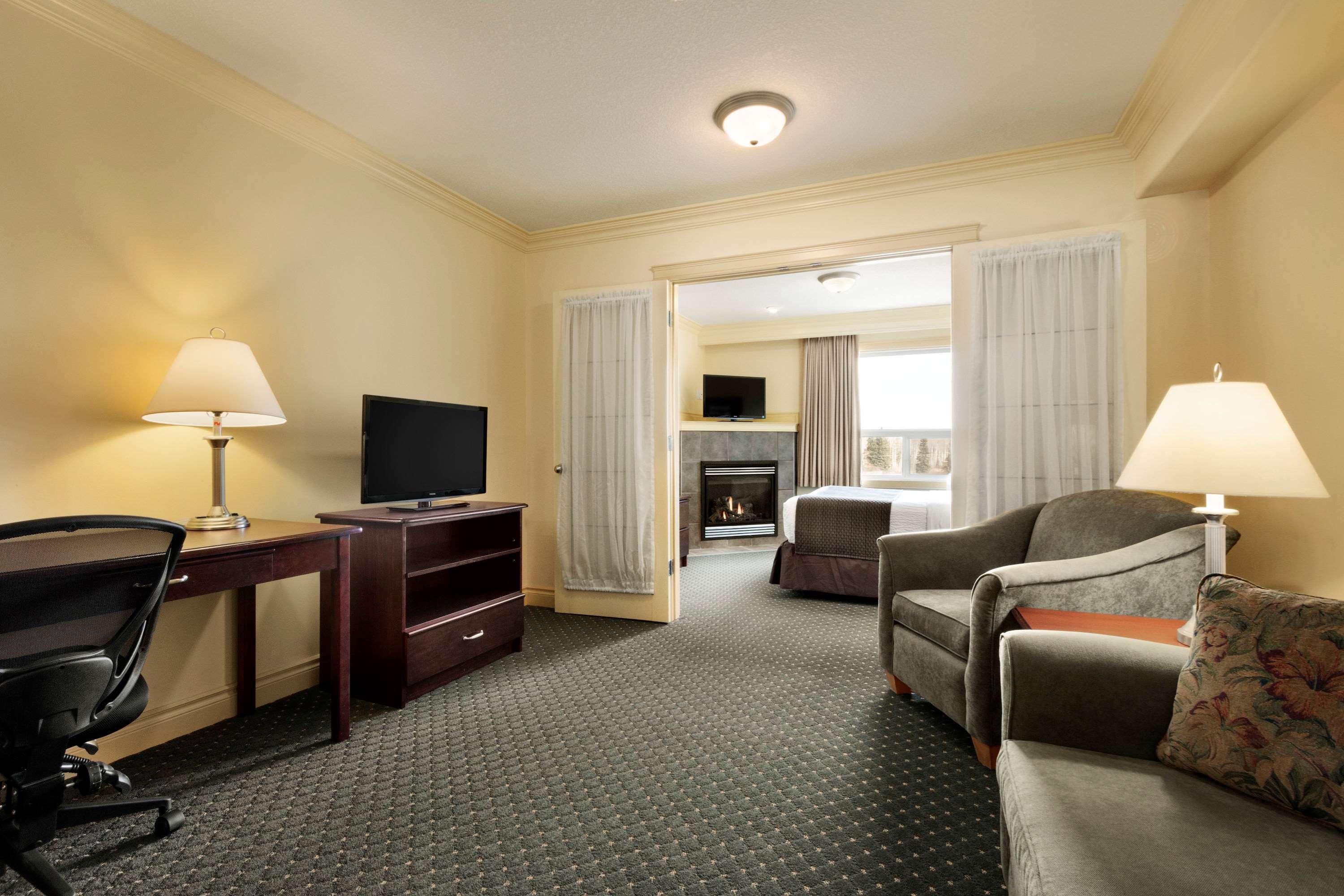 Quality Inn & Suites Whitecourt Eksteriør billede