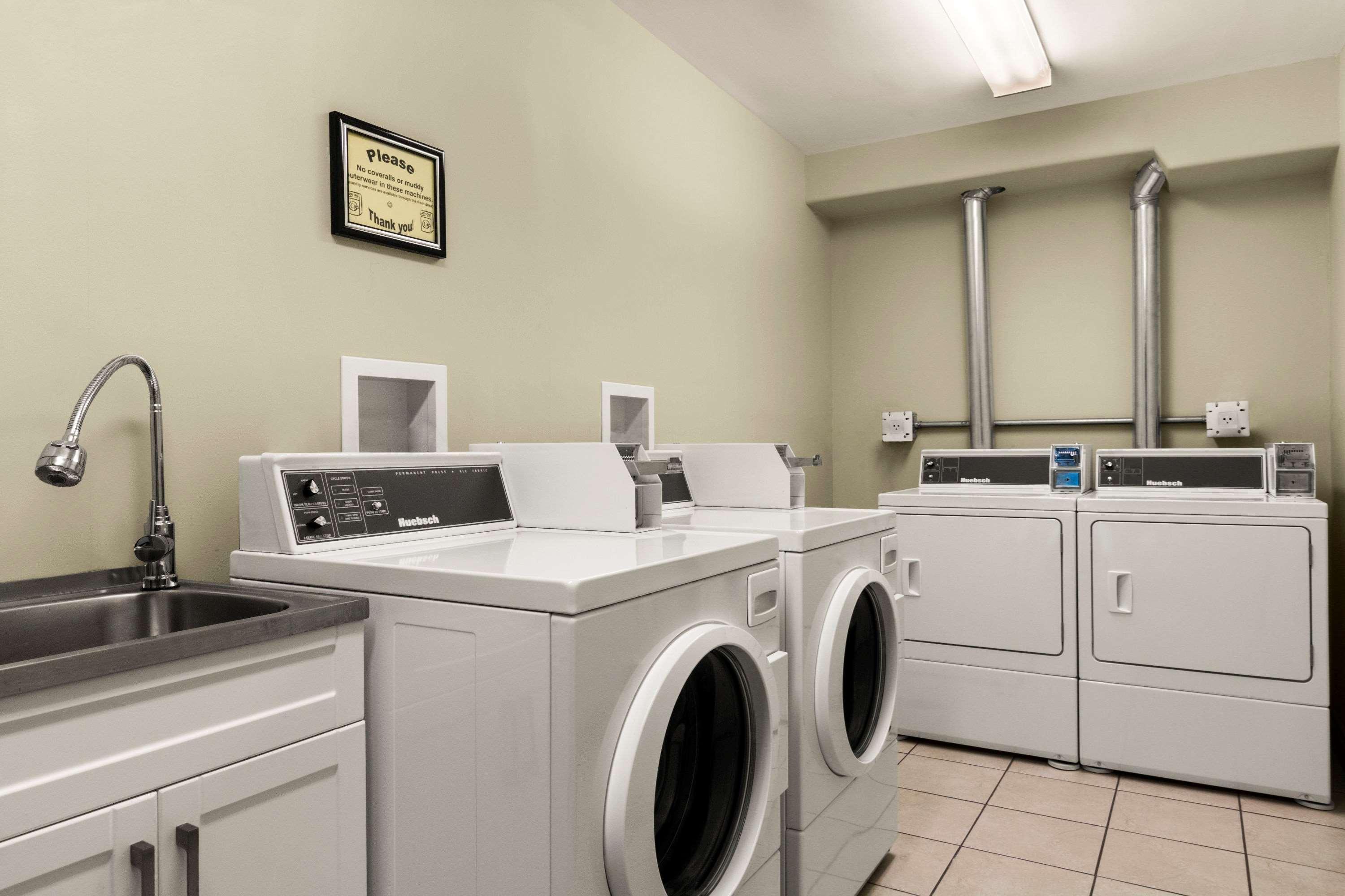 Quality Inn & Suites Whitecourt Eksteriør billede
