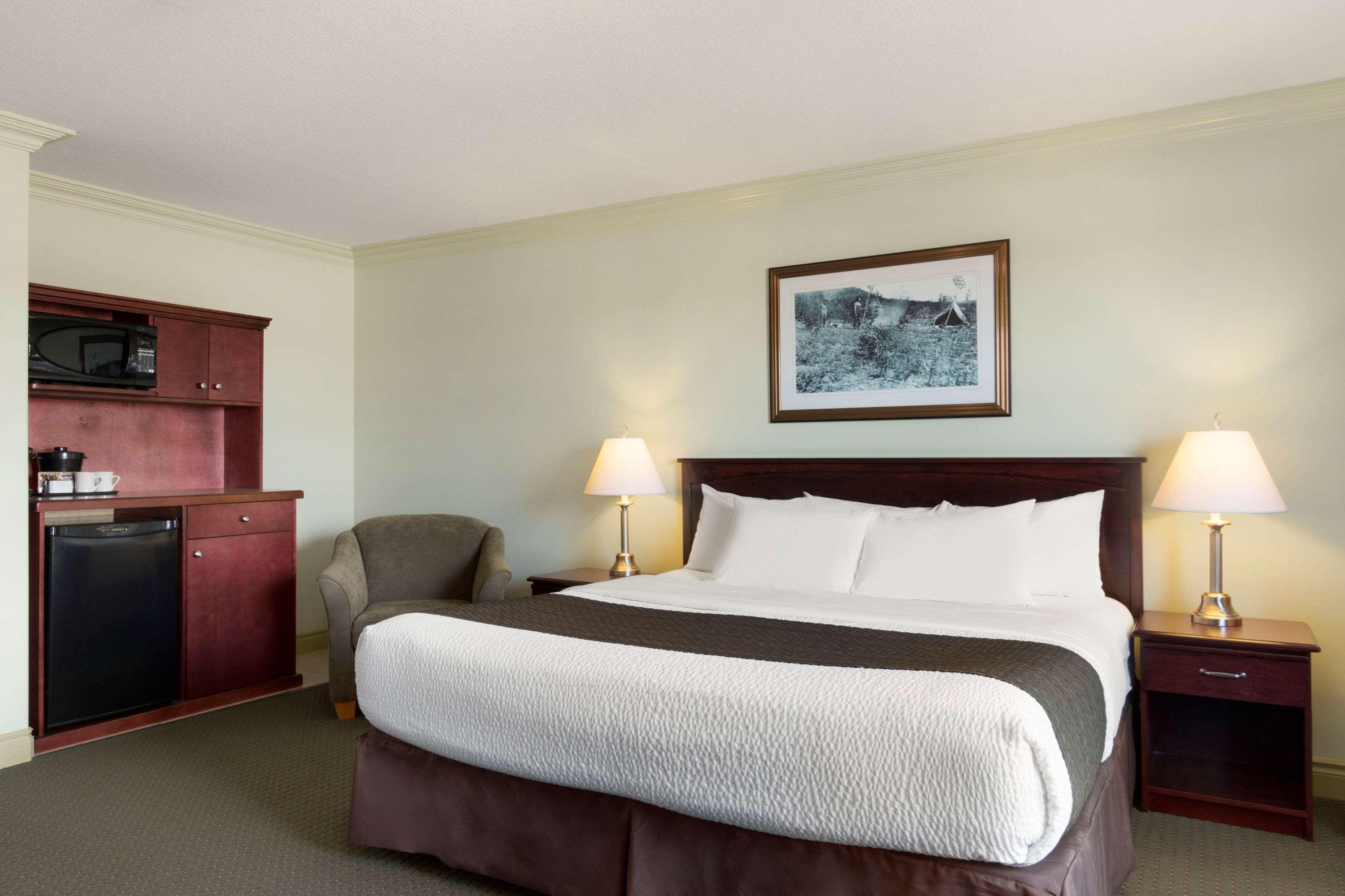 Quality Inn & Suites Whitecourt Eksteriør billede
