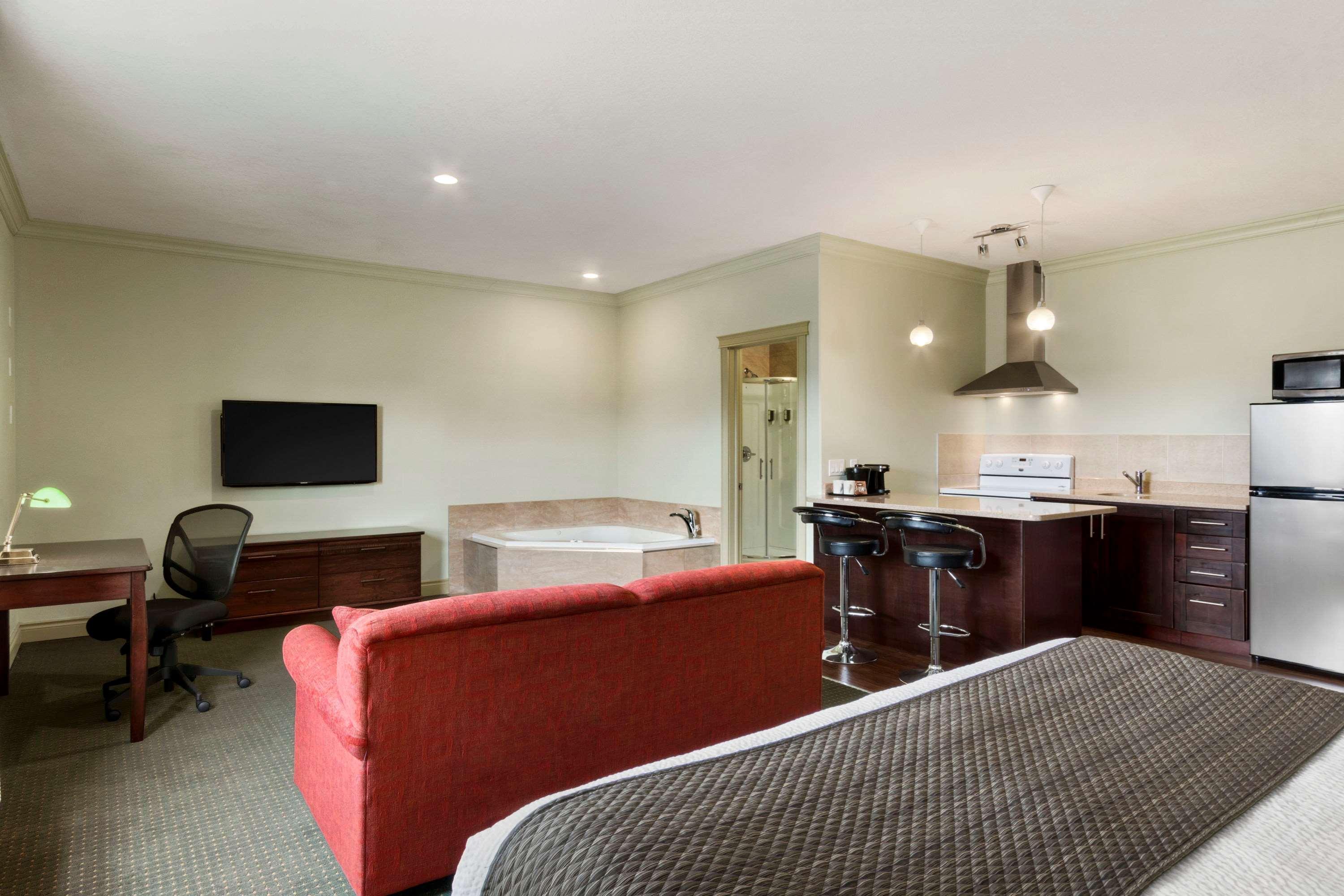 Quality Inn & Suites Whitecourt Eksteriør billede