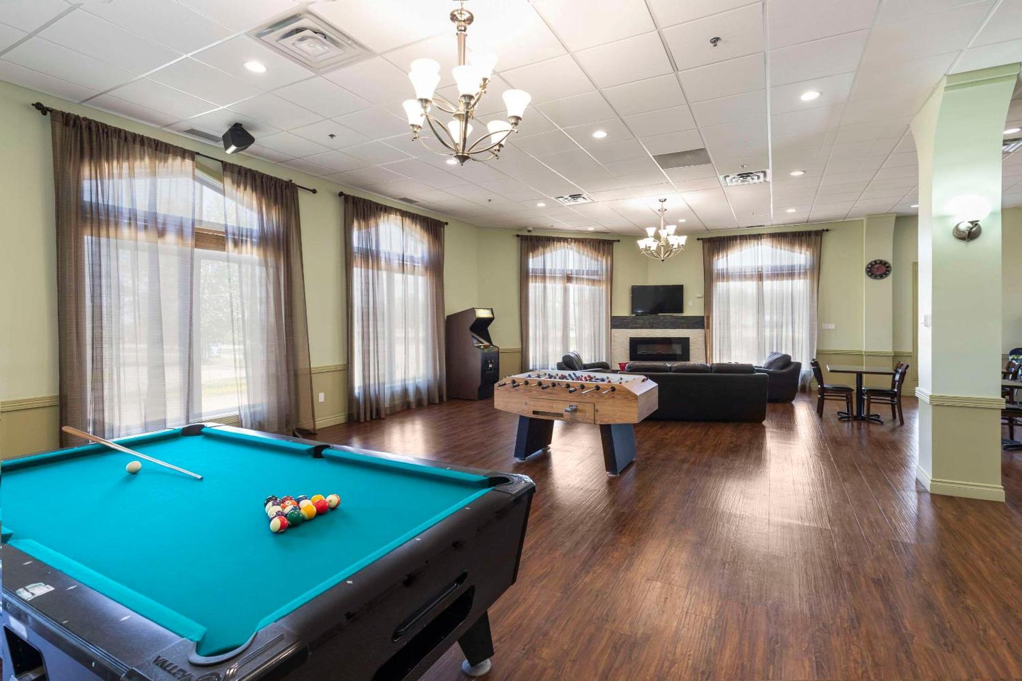 Quality Inn & Suites Whitecourt Eksteriør billede