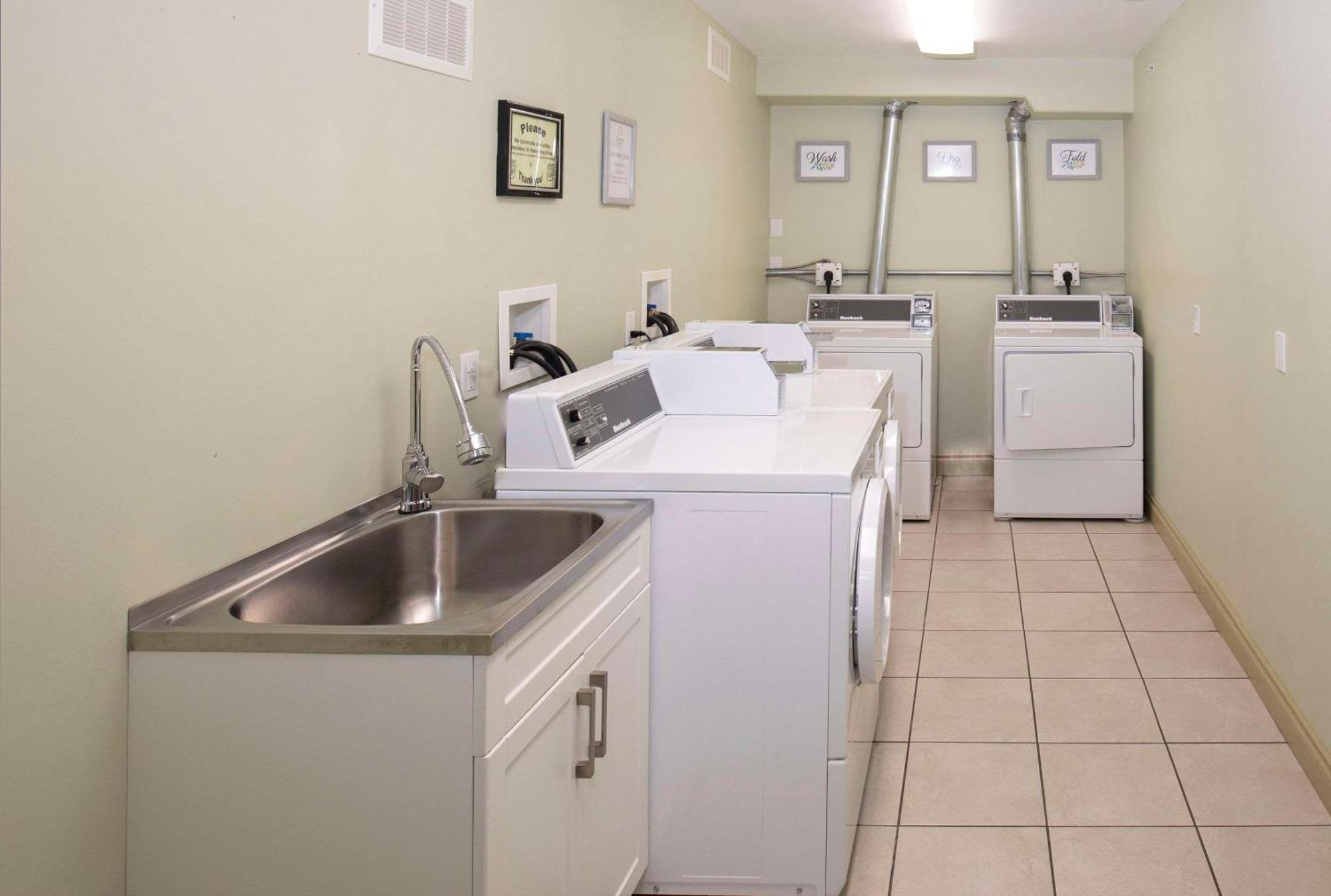 Quality Inn & Suites Whitecourt Eksteriør billede