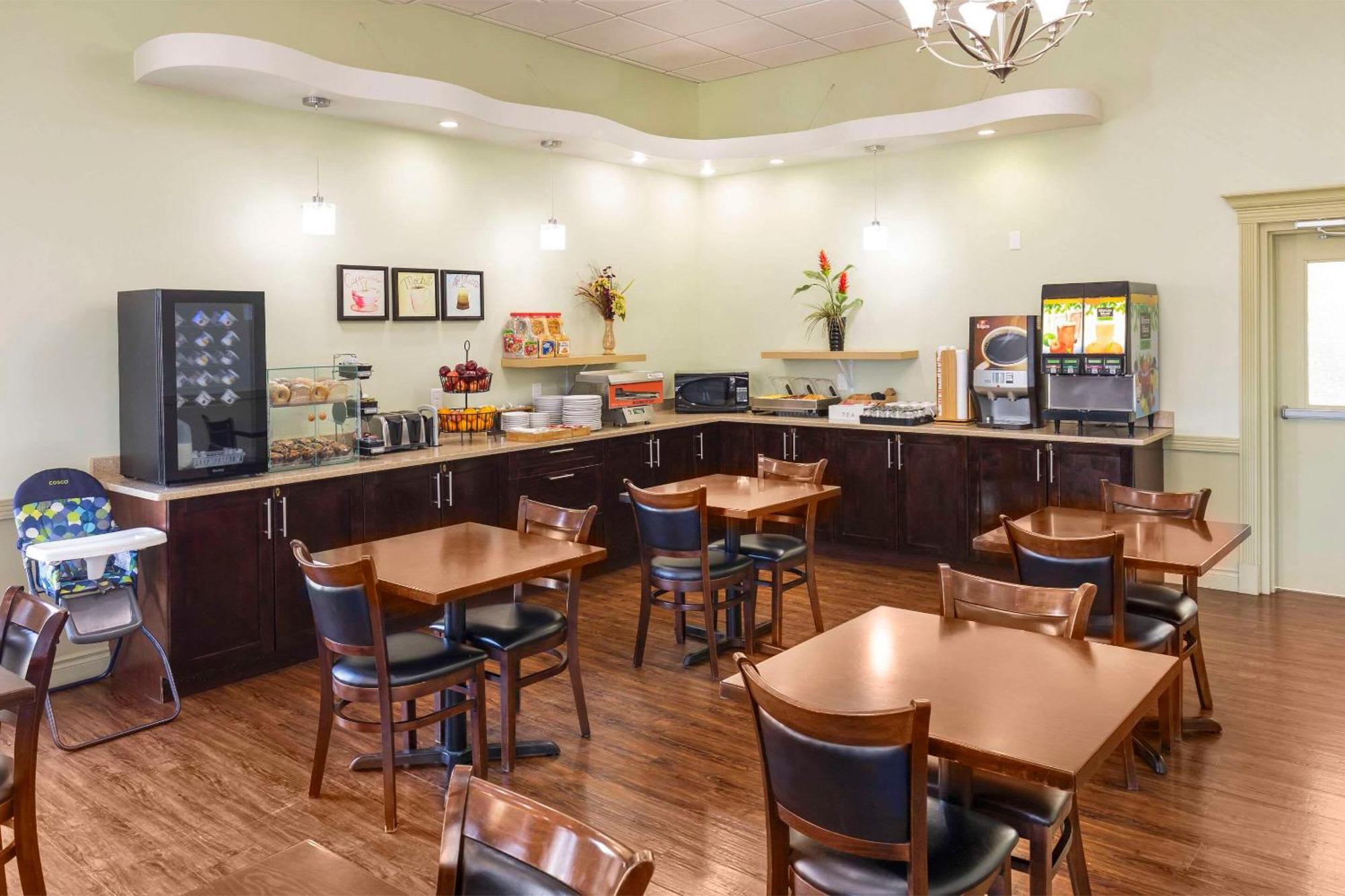 Quality Inn & Suites Whitecourt Eksteriør billede