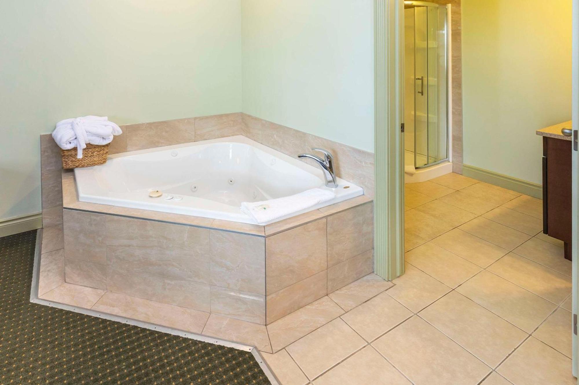 Quality Inn & Suites Whitecourt Eksteriør billede