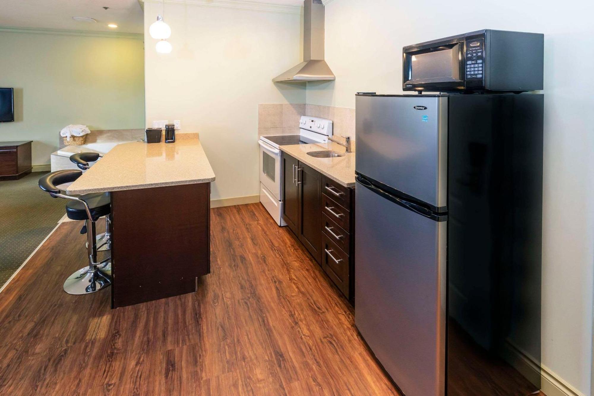 Quality Inn & Suites Whitecourt Eksteriør billede