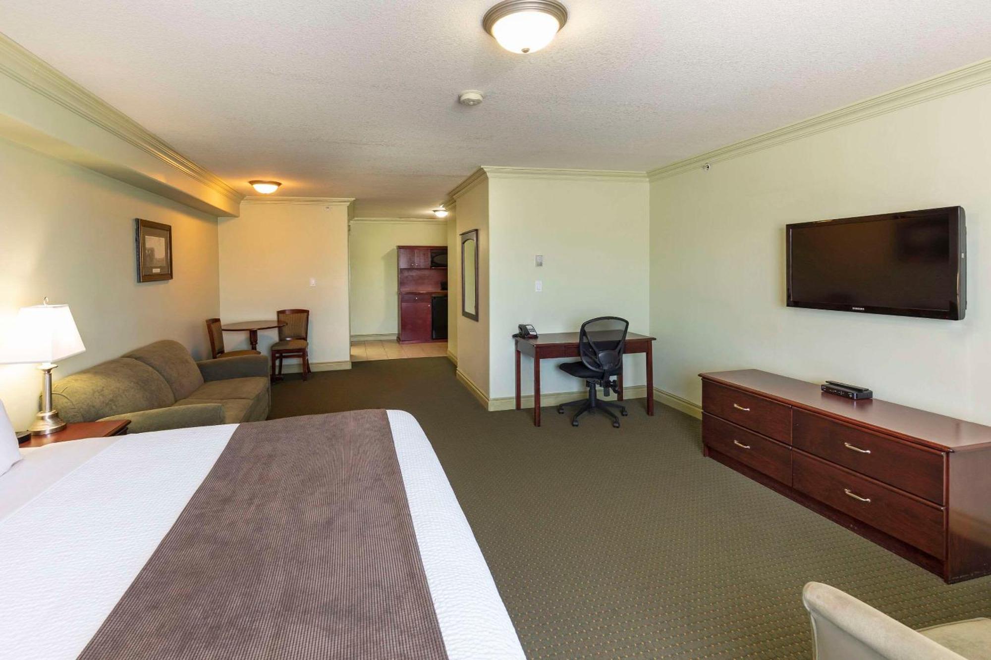 Quality Inn & Suites Whitecourt Eksteriør billede