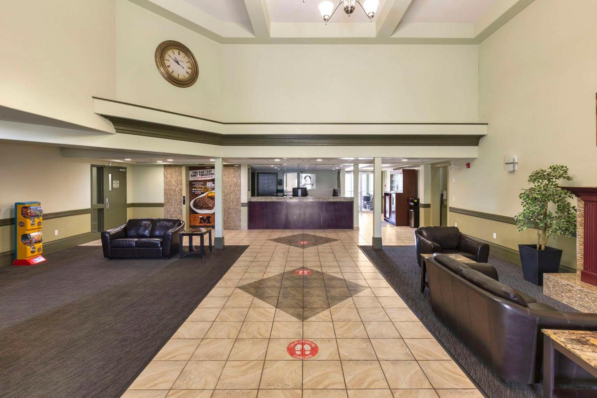 Quality Inn & Suites Whitecourt Eksteriør billede