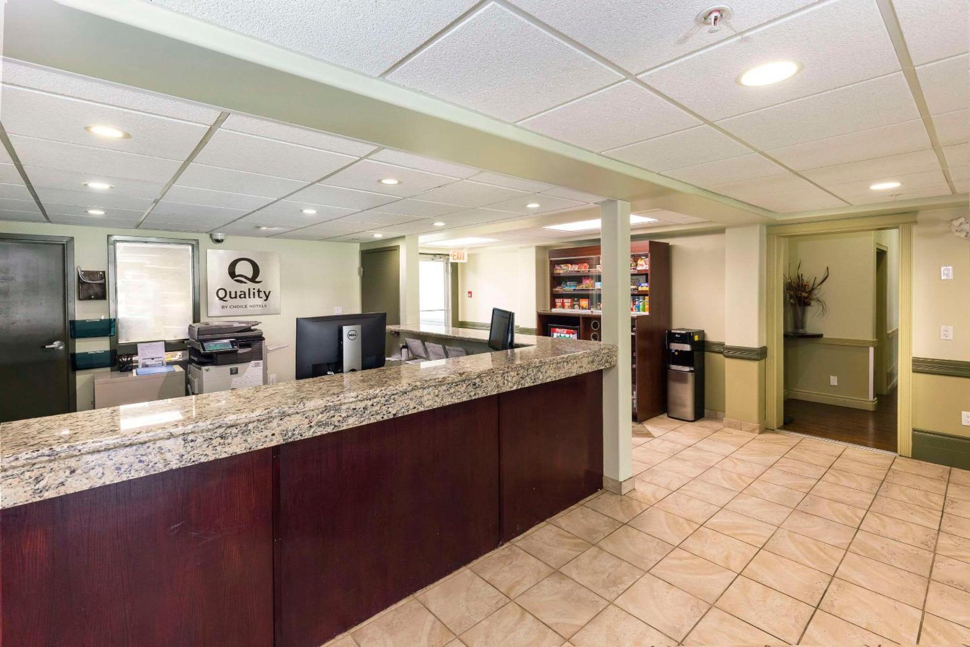 Quality Inn & Suites Whitecourt Eksteriør billede